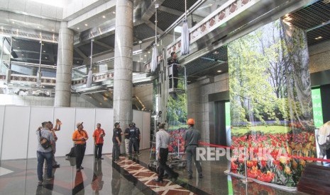 Tim Pusat Laboratorium Forensik (Puslabfor) Polri melakukan pemeriksaan pada lantai mezanine selasar lobi utama gedung Bursa Efek Indonesia (BEI), Jakarta, Selasa (16/1). 