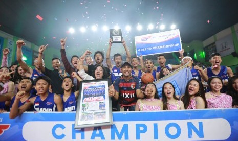 Tim putra SMAN 3 Jakarta seusai menjuarai Honda DBL DKI Jakarta 2018 - South Region.