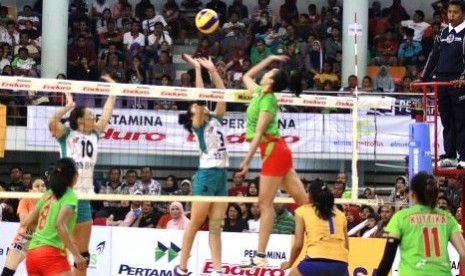 Tim putri Jakarta Pertamina Energi tengah beraksi di Pertamina Proliga 2015.