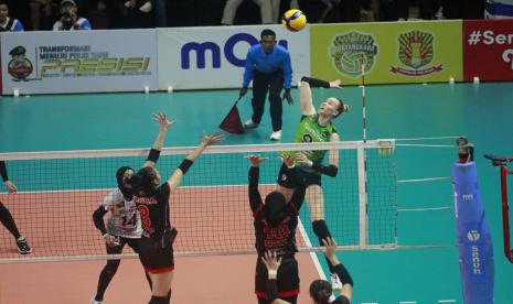 Tim putri Jakarta Pertamina Fastron versus Jakarta BIN pada lanjutan PLN Mobile Proliga 2023 di GOR UNY Yogyakarta,  Jumat (17/2/2023).  Pada pertandingan tersebut Fastron harus bertekuk lutut dengan skor 2-3  (21-25, 25-20, 25-16, 25-20, 9-15). 