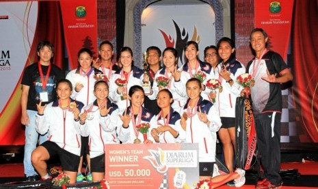 Tim putri Jaya Raya Jakarta merayakan keberhasilan menjadi juara Djarum Superliga Badminton 2015.