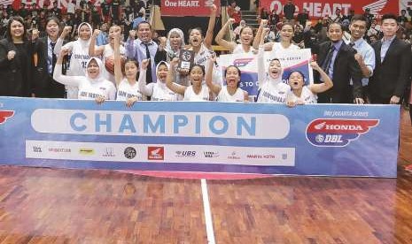 Tim Putri SMK Yadika 2 Jakarta merengkuh juara Honda DBL DKI Jakarta Series 2018 - West Region.