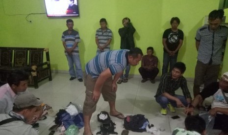 Tim Reaksi Cepat Taman Nasional Bukit Barisan Selatan (TNBB) Tanggamus bersama Polda Lampung menggerebek enam orang terduga penjualan cula badak sumatera di Krui, Kabupaten Pesisir Barat, Lampung, Senin (27/11) malam.