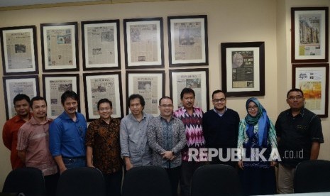 Tim redaksi Harian Republika berfoto dengan sejumlah anggota komisi I DPRD Banten saat berkunjung di kantor Republika, Jakarta, Rabu (11/1).