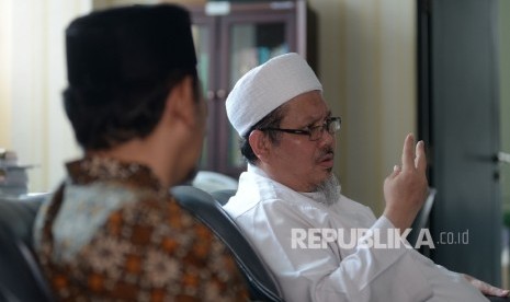  Tim Redaksi Harian Republika bertemu Wakil Sekjen Majelis Ulama Indonesia Tengku Zulkarnain (kanan) di kantor MUI, Jakarta, Selasa (6/12)