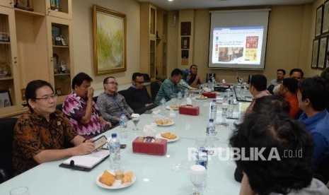 Tim redaksi Harian Republika menerima kunjungan ketua dan anggota anggota komisi I DPRD Banten di kantor Republika, Jakarta, Rabu (11/1). 