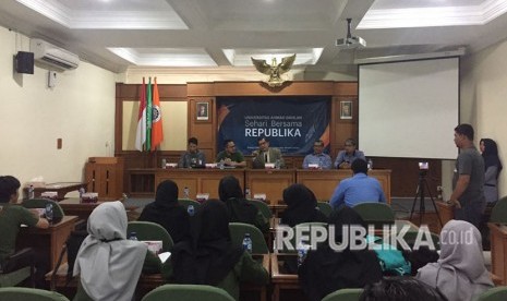 Tim redaksi Republika biasanya berkantor di kawasan Kotabaru, Yogyakarta. Namun, pada Selasa (15/5), Republika kembali melakukan program sehari berkantor yang kali ini memilih Universitas Ahmad Dahlan (UAD) Yogyakarta. 