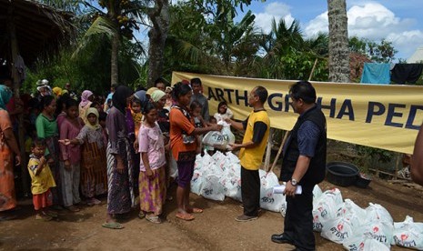 Tim relawan AGP membagikan paket sembako