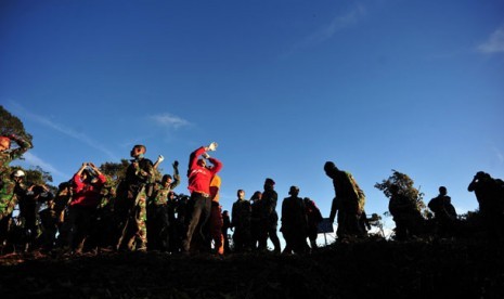  Tim relawan bersama personel TNI di Puncak Salak 1, Gunung Salak, Bogor,Sabtu (11/5). 