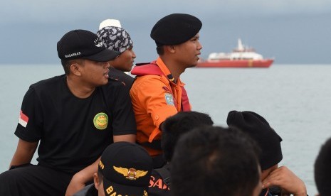 Tim relawan bersiap menuju lokasi ditemukannya serpihan pesawat Air Asia QZ8501