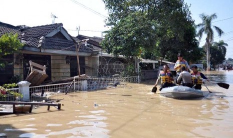   Tim relawan berusaha mengevakuasi warga di perumahan Pondok Gede Permai Jatiasih, Bekasi, Selasa (5/2).   (Republika/Rakhmawaty La'lang) 