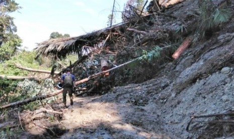 Tim relawan dari Medical Emergency Rescue Committee (MER-C) tertahan di kecamatan Kulawi, Sulawesi Tengah