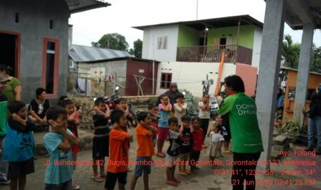 Tim Relawan  Disaster Management Center ( DMC) Dompet Dhuafa mengajak para pengungsi banjir bandang untuk melakukan berbagai kegiatan dalam rangka Pshycological First Aid (PFA) di Kecamatan Dumbo Raya Kelurahan Bugis, Gorontalo.