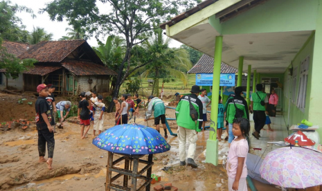 Tim relawan Dompet Dhuafa membantu membersihkan rumah warga pascabanjir.