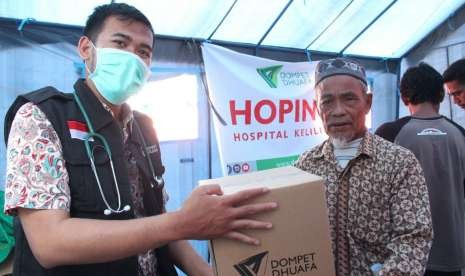 Tim Relawan Lombok Recovery (Lover) Dompet Dhuafa menggunakan Hospital Keliling (Hoping) melayani pengungsi di Lombok dengan memberikan operasi katarak dan khitanan gratis, Rabu (5/9).