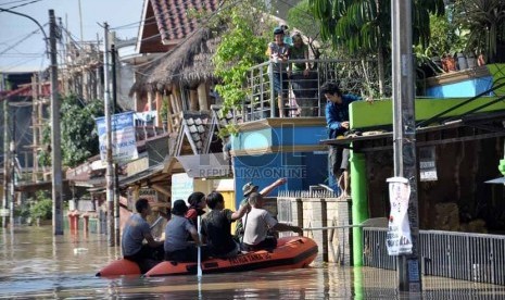  Tim relawan mengevakuasi warga yang bertahan di lantai dua rumah mereka di perumahan Pondok Gede Permai Jatiasih, Bekasi, Selasa (5/2).(Republika/Rakhmawaty La'lang) 