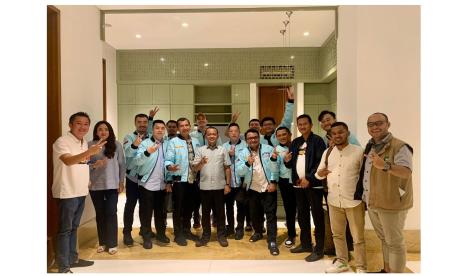 Tim Relawan Pilar 08 berfoto bersama Dewan Pembina Pilar 08, Bapak Bahlil Lahadalia