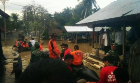 Tim relawan PKPU HI membantu evakuasi korban banjir di Aceh Utara.