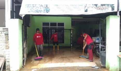 Tim Relawan PKPU Human Initiative, Kamis (8/2) melakukan aksi bersih-bersih di Pondok Yatim Dhuafa Shohibu Al Istiqomah dan Mushala Al Makmun di Cililitan Kecil RT 09 RW 07 Kec. Kramat Jati, Jakarta Timur.