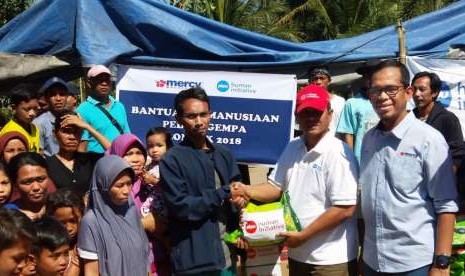 Tim Relawan PKPU Human Initiative menyambangi salah satu pengungsian warga terdampak gempa, tepatnya di Dusun Tembobor, Desa Sigar Penjalin, Kec. Tanjung (9/8). 