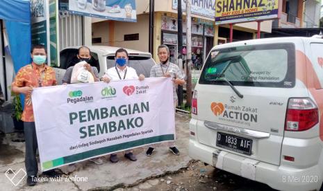 Tim Relawan Rumah Zakat Action bergerak ke beberapa titik kota Padang untuk berbagi paket sembako dari Pegadaian Syariah untuk disalurkan ke masyarakat kota Padang yang terdampat Covid-19. 