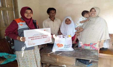 -Tim relawan Rumah Zakat berangkat ke Desa binaan kecamatan Brangsong, kabupaten Kendal, Jawa Tengah dengan membawa tiga buah BLK (Bingkisan Lebaran Keluarga) menggunakan motor pada hari rabu (6/4/2022) pukul 11.30.