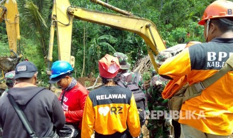 Tim relawan Rumah Zakat bersama TNi dan Polri bahu membahu melakukan  pencarian korban longsor di Ponorogo.