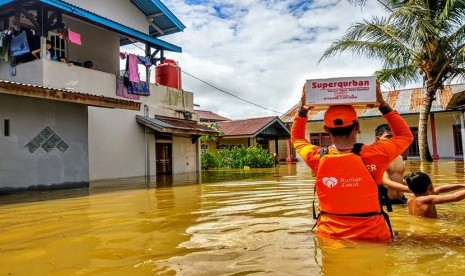 Tim relawan Rumah Zakat membantu korban banji di Kabupaten Landak, Kalimantan Barat. 