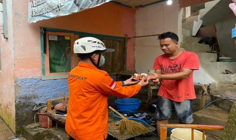 Tim Relawan Rumah Zakat membantu membuat tanggul darurat serta mendistribusikan 100 kaleng superqurban