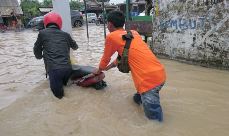 Tim relawan Rumah Zakat membantu warga korban banjir di Ketibung, Lampung Selatan.