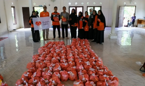 Tim relawan Rumah Zakat menyalurkan bantuan sembako dan 200 kaleng Superqurban.