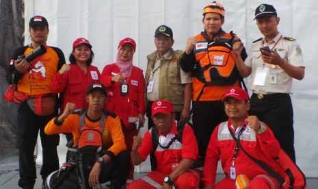 Tim relawan Rumah Zakat yang turut mendampingi keluarga korban melakukan tabur bunga.