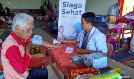 Tim Relawan RZ (Rumah Zakat) memberikan pelayanan kesehatan bagi pengungsi Sinabung di Posko GPDI Ndokom Siroga dan Posko Gudang Jeruk Surbakti, Sinabung, Medan, Jumat (27/5).