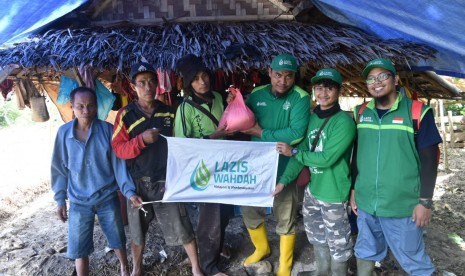 Tim Relawan Wahdah Islamiyah, kembali mengunjungi warga terdampak tsunami di Kampung Paniis, Pandeglang-Banten. Sabtu (29/12)