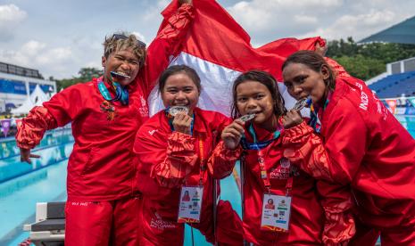 Tim renang estafet Indonesia Mutiara Cantik Harsanto (kiri), Nor Aimah (kedua kiri), Ina Prihati Nur Islami (kedua kanan), dan Sapia Rumbaru (kanan) menunjukkan medali perak estafet 4x100 meter gaya campuran putri kategori 34 poin ASEAN Para Games 2022 di Stadion Jatidiri Semarang, Jawa Tengah, Rabu (2/8/2022). Tim renang Indonesia menyabet medali perak dengan catatan waktu 6 menit 17,02 detik, sementara emas diraih tim Thailand dengan catatan waktu 5 menit 55,77 detik, sedangkan Tim Vietnam gagal meraih perunggu karena terdiskualifikasi. 