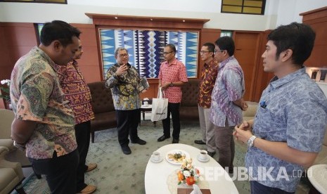 Tim Republika yang dipimpin langsung oleh Pemimpin Redaksi Irfan Junaidi berbincang santai dengan Gubernur Jawa Barat Ahmad Heryawan, di Gedung Sate, Kota Bandung, Kamis (28/9). 