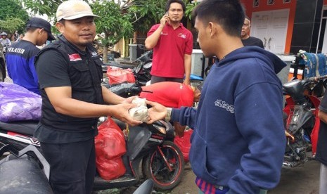 Tim rescue ACT memberikan bantuan makanan kepada korban bencana tsunami di Pandeglang