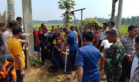 Tim rescue Damkar saat mengevakuasi korban meninggal dunia akibat menghirup gas CO2 didalam sumur (Ilustrasi).