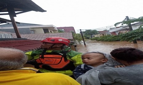 Tim rescue Human Initiative melakukan pencarian dan pertolongan warga terdampak banjir di wilayah nasio indah Bekasi yang terdampak banjir dengan kedalaman mencapai 2 sampai 2,5 meter