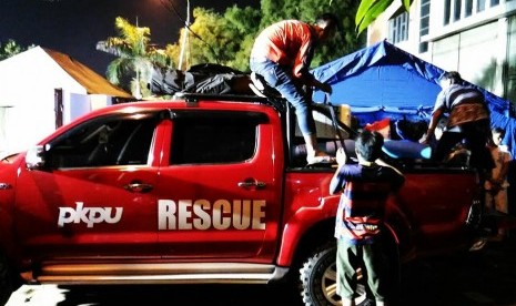 Tim rescue PKPU bersih-bersih sekolah pascabanjir di Garut.