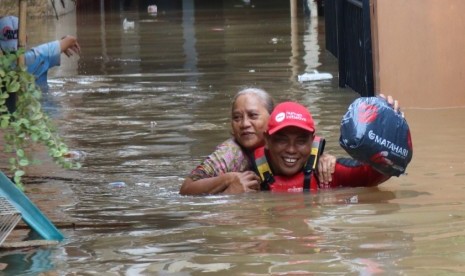 Tim rescue PKPU Human Initiative melakukan evakuasi sejumlah warga korban terdampak, tepatnya di gang Maliki RT 05/01, Cawang. 