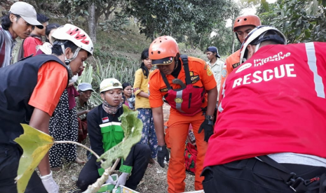 Tim rescue PKPU Human Initiative menolong para korban gempa Lombok.