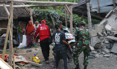 Tim rescue PKPU Human Initiative terus melakukan penanganan darurat membantu korban gempa yang kembali terjadi pada Ahad (5/8).