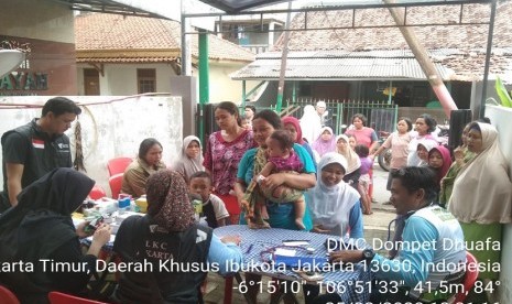 Tim respons Disaster Management Center (DMC) Dompet Dhuafa, terus berjibaku menangani masyarakat yang membutuhkan evakuasi.