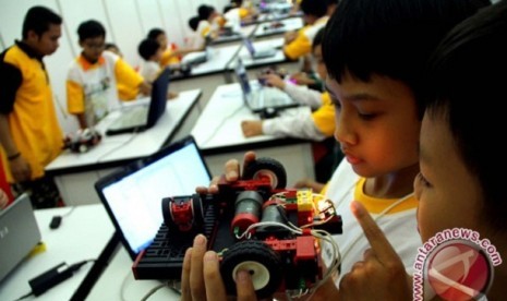 Tim Robot Rahmat dari Sekolah Dasar (SD) Plus Rahmat Kediri, Jawa Timur.