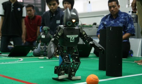 Tim robotik Ichiro dari Institut Teknologi Sepuluh Nopember (ITS) menunjukkan robot soccer (penendang bola) di Surabaya, Jawa Timur, Senin (21/11).