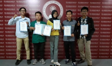 Tim Robotik Institut Teknologi dan Bisnis Ahmad Dahlan (ITB-AD) mendapatkan prestasi dengan meraih juara ketiga pada kategori Creative Open Robot di Kontes Robot Nusantara (KRON) 2019 yang diumumkan pada Selasa, (22/10) lalu. 