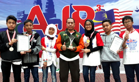 Tim Robotik SMP Muhammadiyah 22 Pamulang memboyong piala emas dan perak dari kompetisi robotik Asian Junior Robocup 2018.