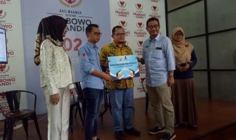 Tim Ruang Sandi menyerahkan 10 ribu foto C1 kepada direktur relawan Badan Pemenangan Nasional (BPN) Prabowo-Sandiaga, Ferry Mursyidan Baldan di Media Center Prabowo-Sandiaga, Jalan Sriwijaya, Jakarta Selatan, Selasa (23/4). 