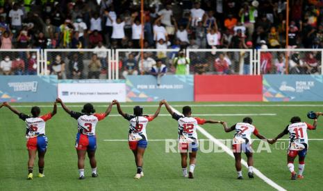 Tim rugby putri Papua menyapa penonton usai berhasil mengalahkan tim rugby Daerah Istimewa Yogyakarta (DIY) pada babak penyisihan Rugby 7s Putri PON Papua di Lapangan Rugby AURI, Kabupaten Jayapura, Papua, Rabu (13/10/2021). Pada pertandingan tersebut tim rugby putri Papua menang atas DIY dengan skor 22-5.